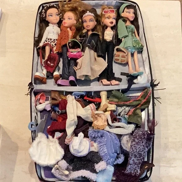 Bratz Dolls & Case & Clothes Lot Of 5 Doll Vintage Collectibles Collection Set - Picture 1 of 16